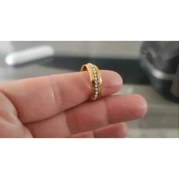 Jewelry - Sparkling Gold Tone Ring Size 6